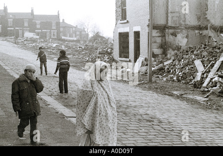 Islamic bambini musulmani in Lancashire in Inghilterra in Gran Bretagna nel Regno Unito Regno Unito. Le ristrettezze economiche Foto Stock