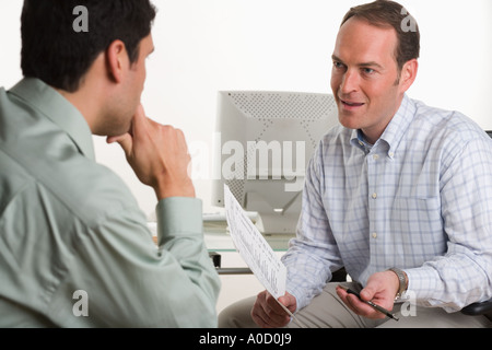 Due uomini che parlavano Foto Stock