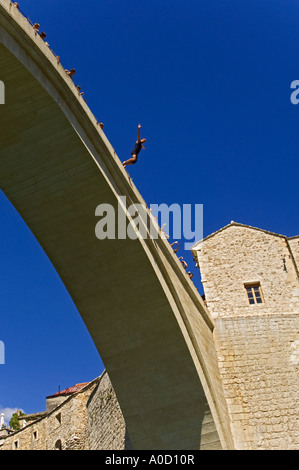 Un professionista subacqueo immersioni dalla nuova vecchio ponte nel fiume Neretva Mostar Bosnia Erzegovina mentre aspetto turistico Foto Stock