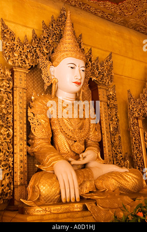 Fotografia di stock dell'immagine del Buddha a Shwezigon Paya nel centro di Monywa in Myanmar 2006 Foto Stock