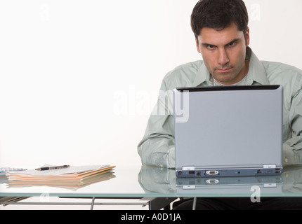 Uomo al lavoro su un computer Foto Stock