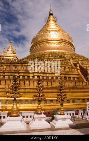 Fotografia di stock di Shwezigon Paya di Nyaung U in Myanmar 2006 Foto Stock