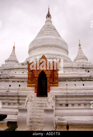 Fotografia di stock di Mya zi gon Stupa a Bagan in Myanmar 2006 Foto Stock