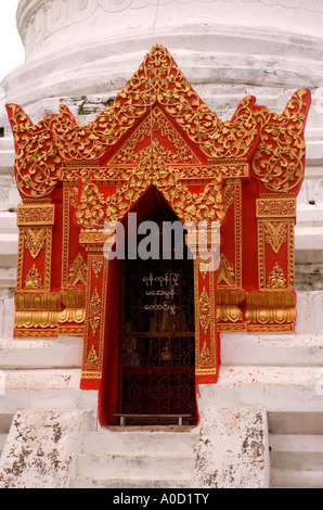 Fotografia di stock di Mya zi gon Stupa a Bagan in Myanmar 2006 Foto Stock