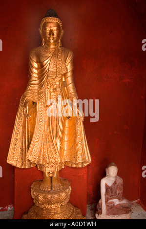 Fotografia di stock della piccola statua del Buddha al Mya zi gon Stupa a Bagan in Myanmar 2006 Foto Stock