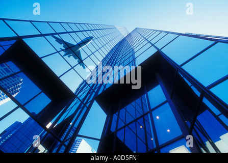 La riflessione di aviogetti aereo su alti edifici adibiti ad uffici in Tampa Florida USA Foto Stock
