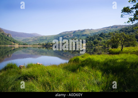 Perfetto riflesso sul lago in Snowdonia - fantastica immagine del lago prese la mattina presto - riflessioni perfetto Foto Stock