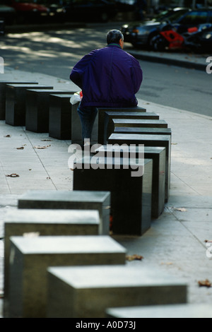 Francia Nimes Il abribus fermata su Avenue Carnot progettato da Philippe Starck Foto Stock