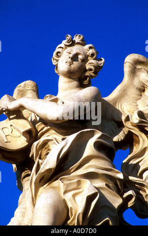 Italia Roma Ponte Sant Angelo Angelo scultura di Bernini Foto Stock