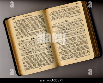 Vecchio libro Apri pagina lettura dello script Foto Stock