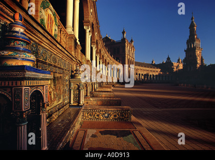 Spagna, Siviglia, Plaza de Espana, tramonto, piastrella i dettagli di facciata Foto Stock