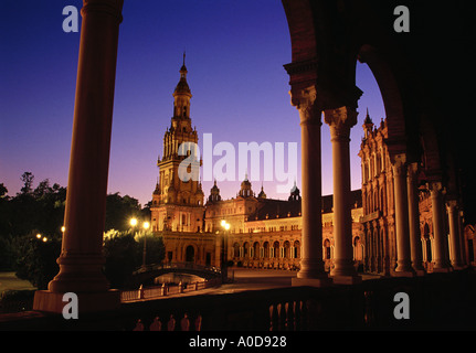 Spagna, Siviglia, Plaza de Espana, colonnato, crepuscolo Foto Stock