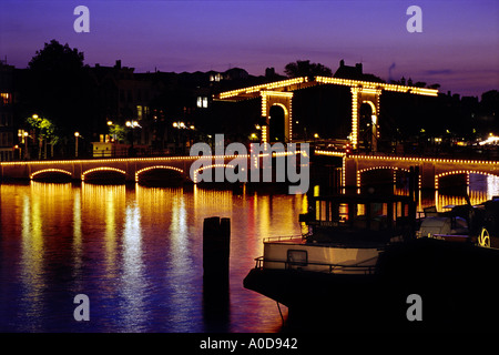 Paesi Bassi, Olanda, Amsterdam, fiume Amstel, Skinny (ponte Magere Brugge), crepuscolo, illuminazione notturna Foto Stock