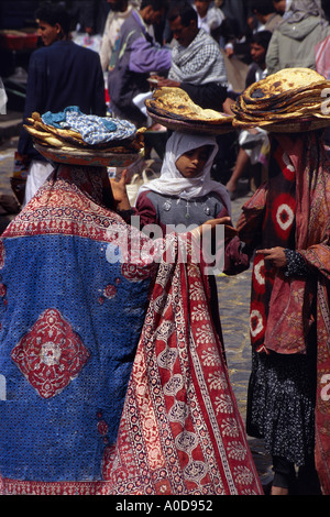Le donne che trasportano il pane vecchia Medina Sana a Yemen del Nord Yemen Foto Stock