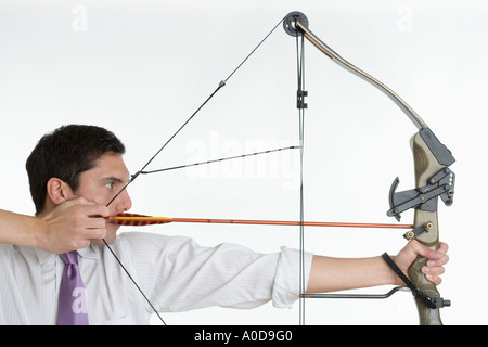 Uomo con arco e frecce Foto Stock