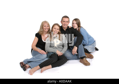 Un moderno studio ritratto di una famiglia inglese di quattro. Foto Stock