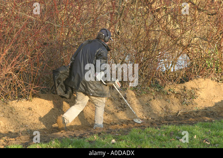 Un uomo di rilevamento di metallo. Foto Stock