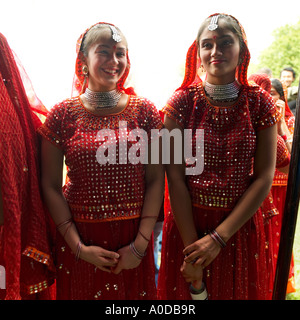 Danzatrici indiane in abito tradizionale alla Mela Gunnersbury Park London REGNO UNITO Foto Stock