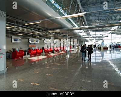 Il molto moderno e nuovissimo aeroporto Eindhoven verificare nella hall i Paesi Bassi Foto Stock