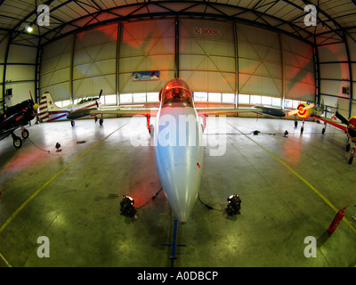 Aeroporto hangar su Eindhoven Paesi Bassi classico con piani di guerra L39 jet da combattimento e Yak52 warbirds Paesi Bassi fisheye Foto Stock