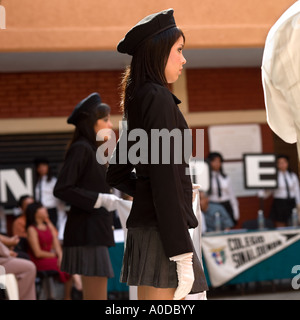 Sinaloa College Mazatlan Messico le ragazze della scuola di stand per l'attenzione Foto Stock