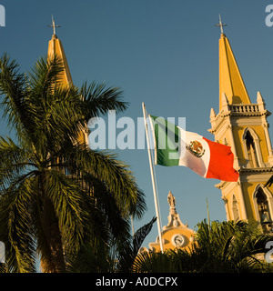 La cattedrale e il messicano bandiera nazionale in Plaza Republica Mazatlan Sinaloa Messico Foto Stock