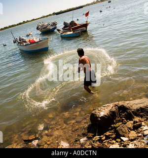 Pescatore getta la sua rete off the quay Mazatlan Sinaloa Messico Foto Stock