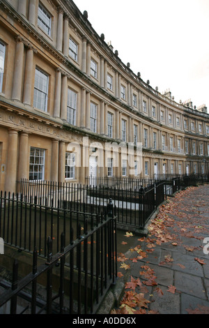 Famoso circo crescent curvato case cittadine Georgiane in Royal Bath antica città termale romana Somerset England Regno Unito GB Europa Foto Stock