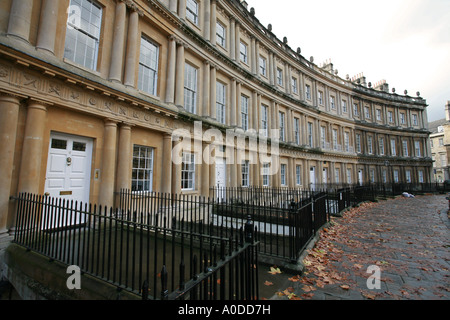Famoso circo crescent curvato case cittadine Georgiane in Royal Bath antica città termale romana Somerset England Regno Unito GB Europa Foto Stock
