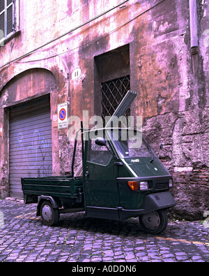 Piaggio van raccoglitore in acciottolata strada laterale roma, Italia, Europa Foto Stock