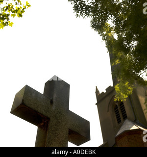 Croce di granito a Santa Maria della vecchia chiesa in Stoke Newington London REGNO UNITO Foto Stock