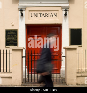 Cappella unitaria nessun modello di rilascio richiesta come silhouette, ombra di sfocatura di movimento rende la figura maschile irriconoscibile Foto Stock