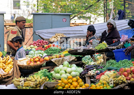I venditori ambulanti che vendono frutta e verdura in New Delhi India Foto Stock