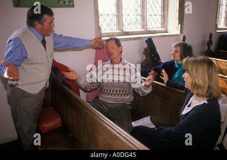 La trance religiosa che parla in lingue UK Chiesa di San Nicolas Ashill Norfolk anni 90 OMERO SYKES Foto Stock