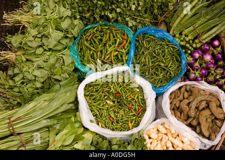 Fotografia di stock di verdura verde per la vendita in un mercato di strada di Yangon in Myanmar 2006 Foto Stock