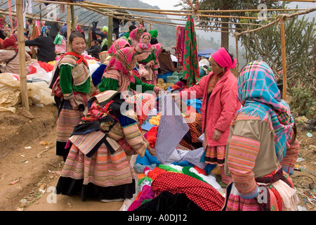 Il Vietnam può cau Flower Hmong mercato hilltribe donne che indossano il costume tradizionale al mercato di vendita di stallo tessuto modellato Foto Stock