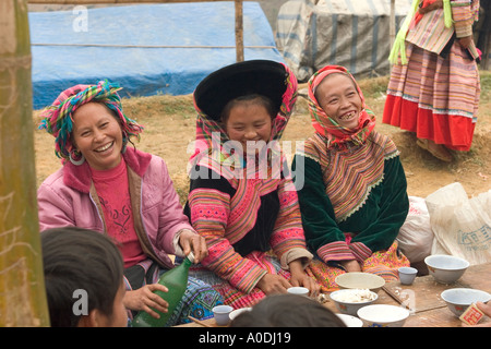 Il Vietnam nord-ovest può cau Flower H mong minoranza mercato hilltribe volti sorridenti di donne Foto Stock