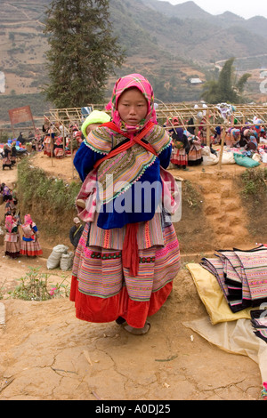 Il Vietnam nord-ovest può cau Flower H mong minoranza mercato hilltribe Donna con bambino sulla ripida collina al di sopra del mercato Foto Stock