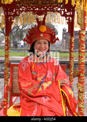 Il Vietnam Hue cittadella imperiale sale Enclosure di mandarini tourist vestito in costume imperiale sat su palanquin Foto Stock