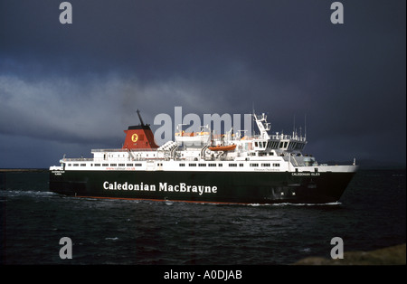 Traghetto CalMac Caledonian Isles avvicinando Ardrossan harbour da Arran in una fredda giornata invernale Foto Stock