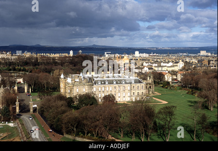 Il Palazzo di Holyroodhouse da Salisbury Craigs con l'estremità est di Edimburgo e il Firth of Forth in background Foto Stock