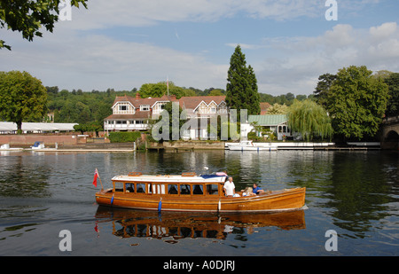 Il Leander Club, Henley-on-Thames, Oxfordshire, l'Inghilterra con il fiume Tamigi e il motore di lancio in primo piano Foto Stock