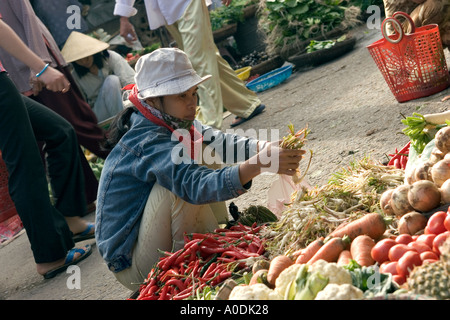 Il Vietnam Hoi An Old Town Mercato Centrale giovane donna selezione di verdure Foto Stock