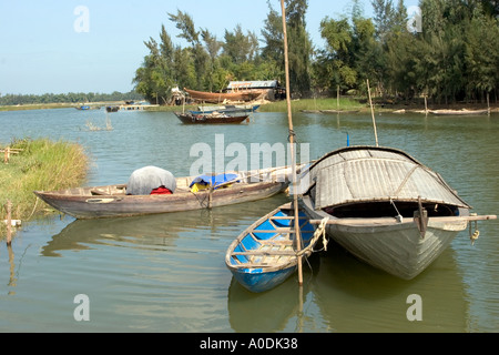 Il Vietnam Cam Kim isola barche ormeggiate in stretta insenatura