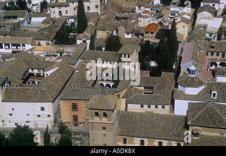 Semi-vista aerea su tetti dall'Alcazaba, l'Alhambra di Granada, Andalusia, Spagna Foto Stock