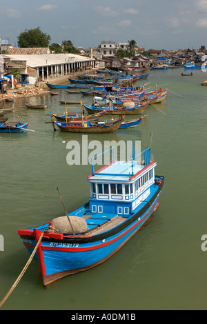 Il Vietnam Nha Trang città sul fiume Cai barche da pesca e fishermens shanty settlement Foto Stock