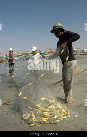 Il Vietnam Mui ne la pesca famiglia del villaggio di pesca con rete di shore per piccoli pesci Foto Stock