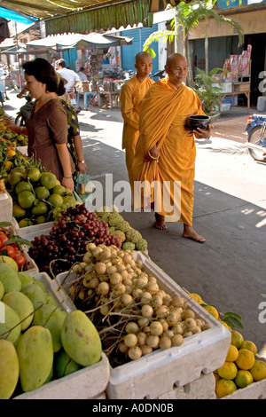 Il Vietnam Delta del Mekong Long Xuyen religione i monaci buddisti di mattina alms tondo attraverso il mercato Foto Stock