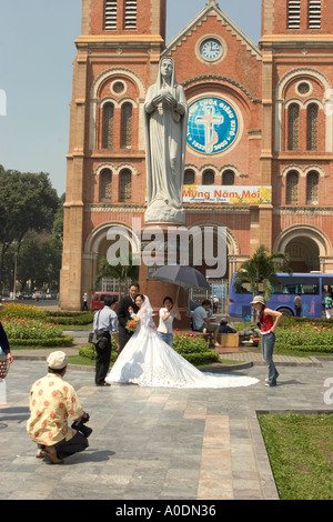 Vietnam Ho Chi Minh City Saigon religione matrimonio la cattedrale di Notre Dame coppie appena sposate avente matrimonio fotografia scattata Foto Stock