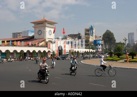 Vietnam Ho Chi Minh City Saigon il Mercato Ben Thanh motociclo il traffico nella strada Foto Stock